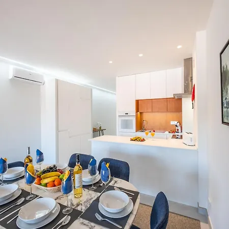 Modern Apartment, Sleeping 4 *